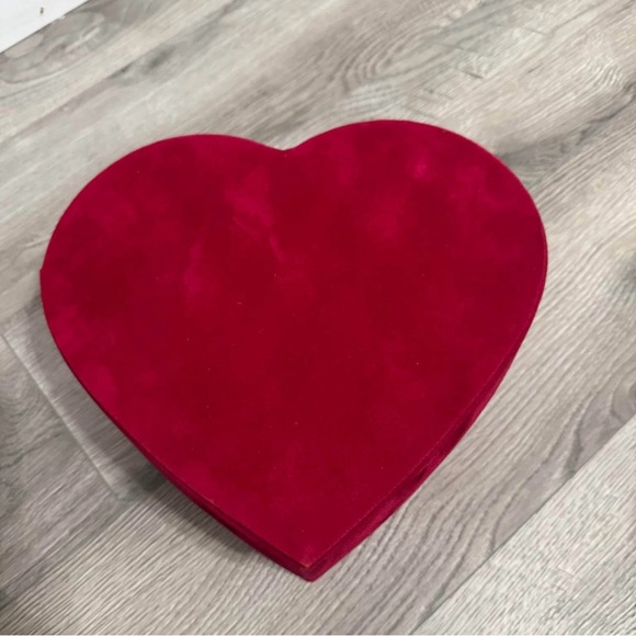 Heart-Shaped Box - Picture 3 of 3